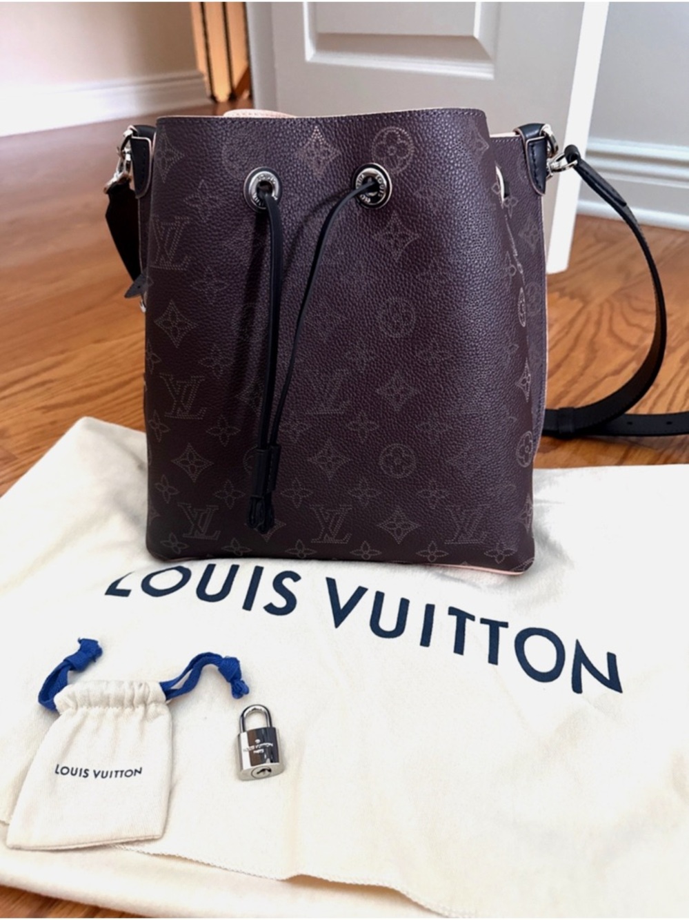 🤎 New ! Louis Vuitton Chocolate Brown Muria Mahina Bucket Bag 💼